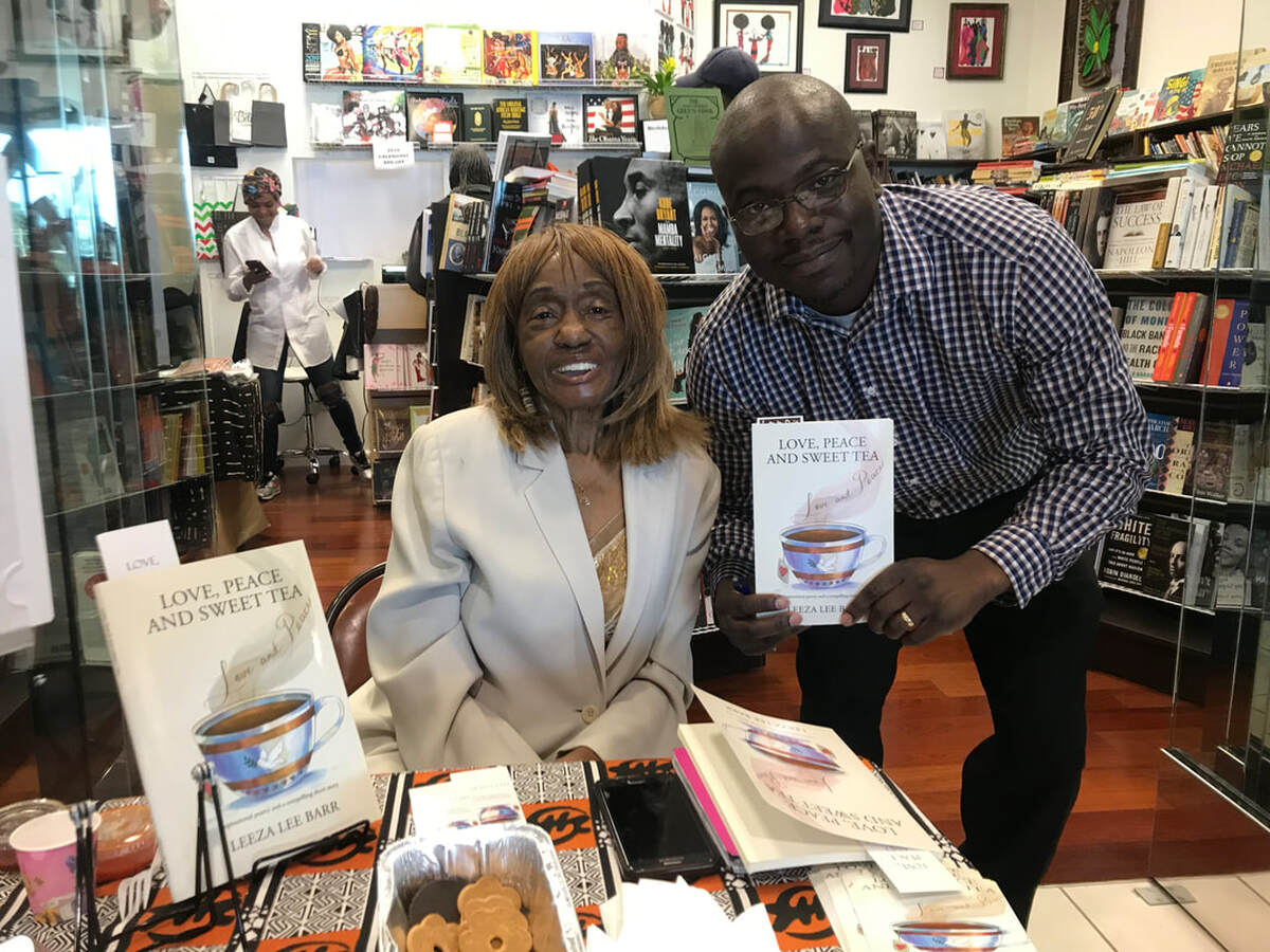 Leeza Lee Barr at a book signing